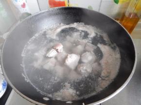 排骨加入料酒水里焯一下水