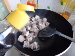 炒两分钟加入生抽