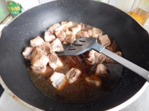 炒至上色在加入清水