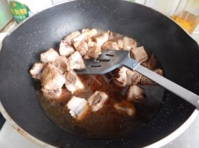 炒至上色在加入清水