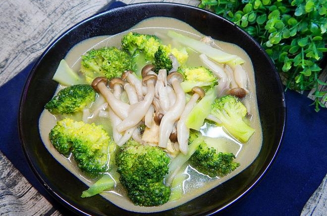 西兰花烧蟹味菇