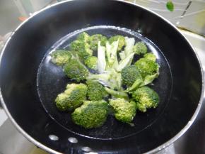 锅里加入水加入直烧开加入西兰花焯一下水