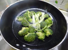 锅里加入水加入直烧开加入西兰花焯一下水