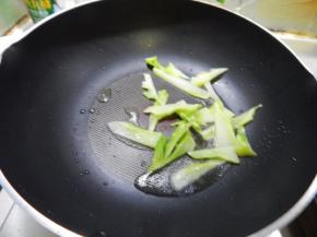 锅里从新加入油加入西兰花根炒