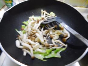 炒匀炒散加入蟹味菇