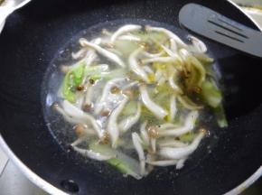 炒出香味加入一碗水