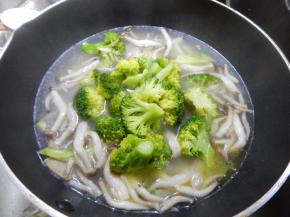 然后在加入焯过的西兰花