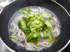 然后在加入焯过的西兰花