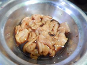 猪肉切片加入料酒生抽淀粉抓匀