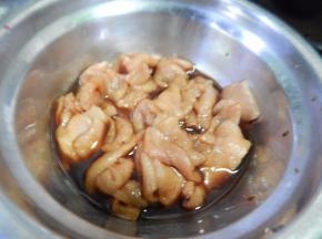 猪肉切片加入料酒生抽淀粉抓匀