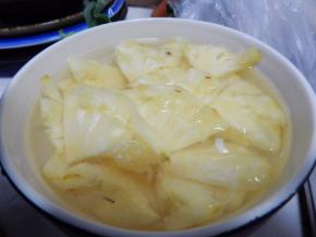 菠萝去皮去片放盐水里泡一泡