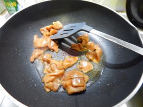 锅里加入油加入猪肉