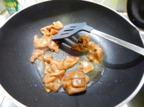 锅里加入油加入猪肉