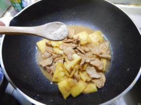 炒好加入一点鸡精