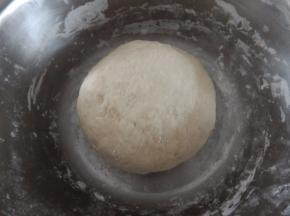 加入一点清水柔成面团