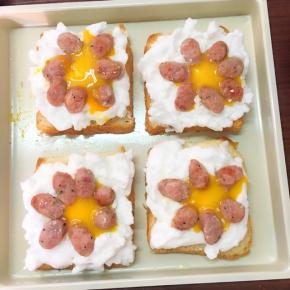 把珍妮珍馐香肠摆放到蛋白上，然后用汤勺舀一汤勺的蛋黄在中间