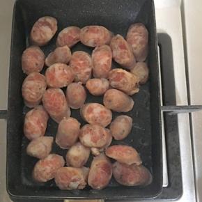 香肠切小块，用玉子烧稍稍煎至