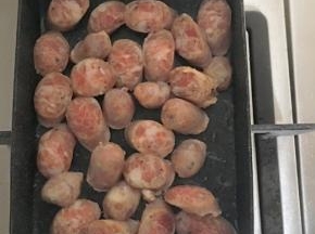 香肠切小块，用玉子烧稍稍煎至