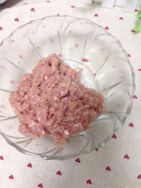 肉末里加料酒、盐、姜末拌匀腌制几分钟