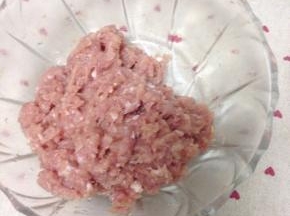 肉末里加料酒、盐、姜末拌匀腌制几分钟