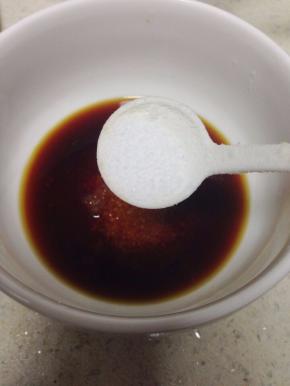 碗里加些生抽、白糖、盐、甜面酱、蚝油和水搅匀成汁备用