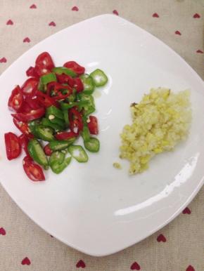 把青红杭椒洗净，切小圈圈子，大蒜与姜切成末