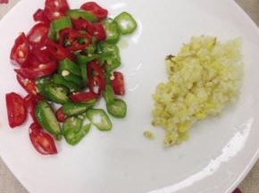 把青红杭椒洗净，切小圈圈子，大蒜与姜切成末