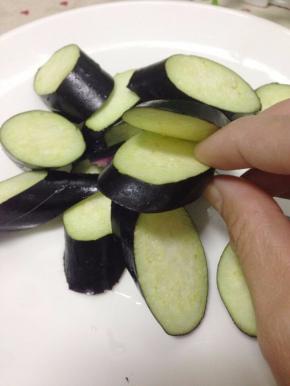 切子洗净，然后用切斜切，2片中间不要切断哦。