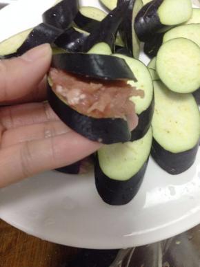 然后把肉馅夹在里面，不要太多