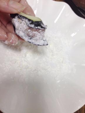把中间有肉末的地方蘸点生粉封口