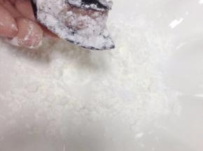 把中间有肉末的地方蘸点生粉封口