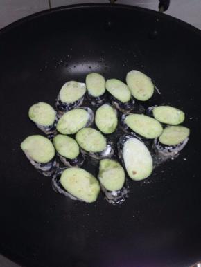 平底锅放少许油，把准备好的茄夹摆在平底锅里