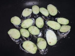 平底锅放少许油，把准备好的茄夹摆在平底锅里