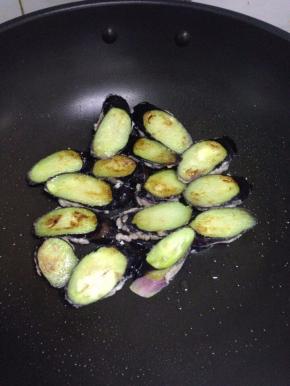 用小火煎，再均匀淋上少许油，翻面后继续煎，同时再淋上少许油，煎至两面金黄色出锅备用