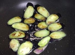 用小火煎，再均匀淋上少许油，翻面后继续煎，同时再淋上少许油，煎至两面金黄色出锅备用