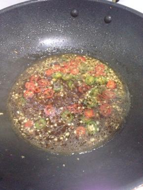 把调好的汁倒入姜蒜末里一起煮开