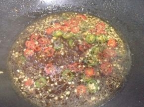 把调好的汁倒入姜蒜末里一起煮开