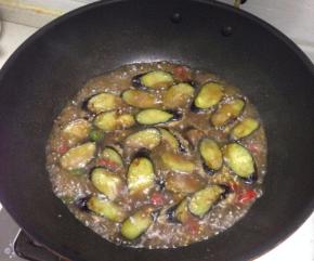 把煎过的茄夹放入汁水里