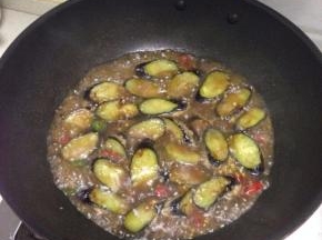 把煎过的茄夹放入汁水里