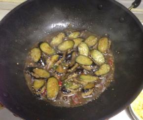 用小火慢慢煮沸后，收汁即可出锅