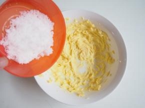 黄油切成小块软化，加入白糖和少许盐打至发白