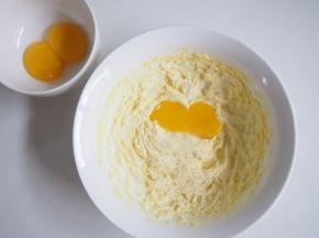 分三次加入蛋黄，每一次都搅打均匀