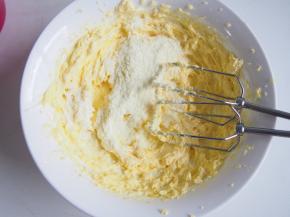 加入奶粉切拌均匀