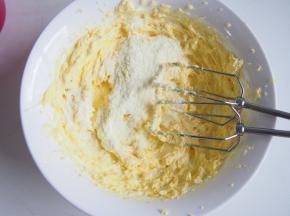 加入奶粉切拌均匀