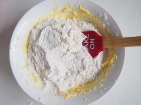 筛入低筋面粉，切拌均匀