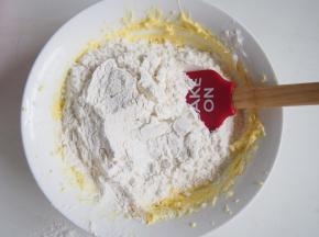 筛入低筋面粉，切拌均匀