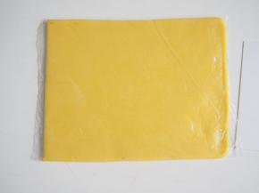 放入保鲜袋中擀成0.6cm左右厚度的薄片，放入冰箱冷冻1~2小时至硬