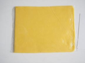 放入保鲜袋中擀成0.6cm左右厚度的薄片，放入冰箱冷冻1~2小时至硬