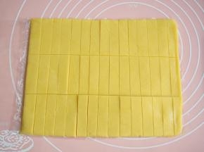 冻好后切成1厘米左右宽，5厘米左右长的条状