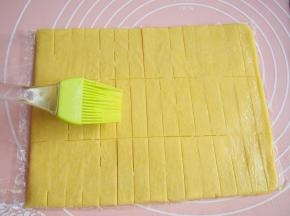 在表面刷上一层蛋液